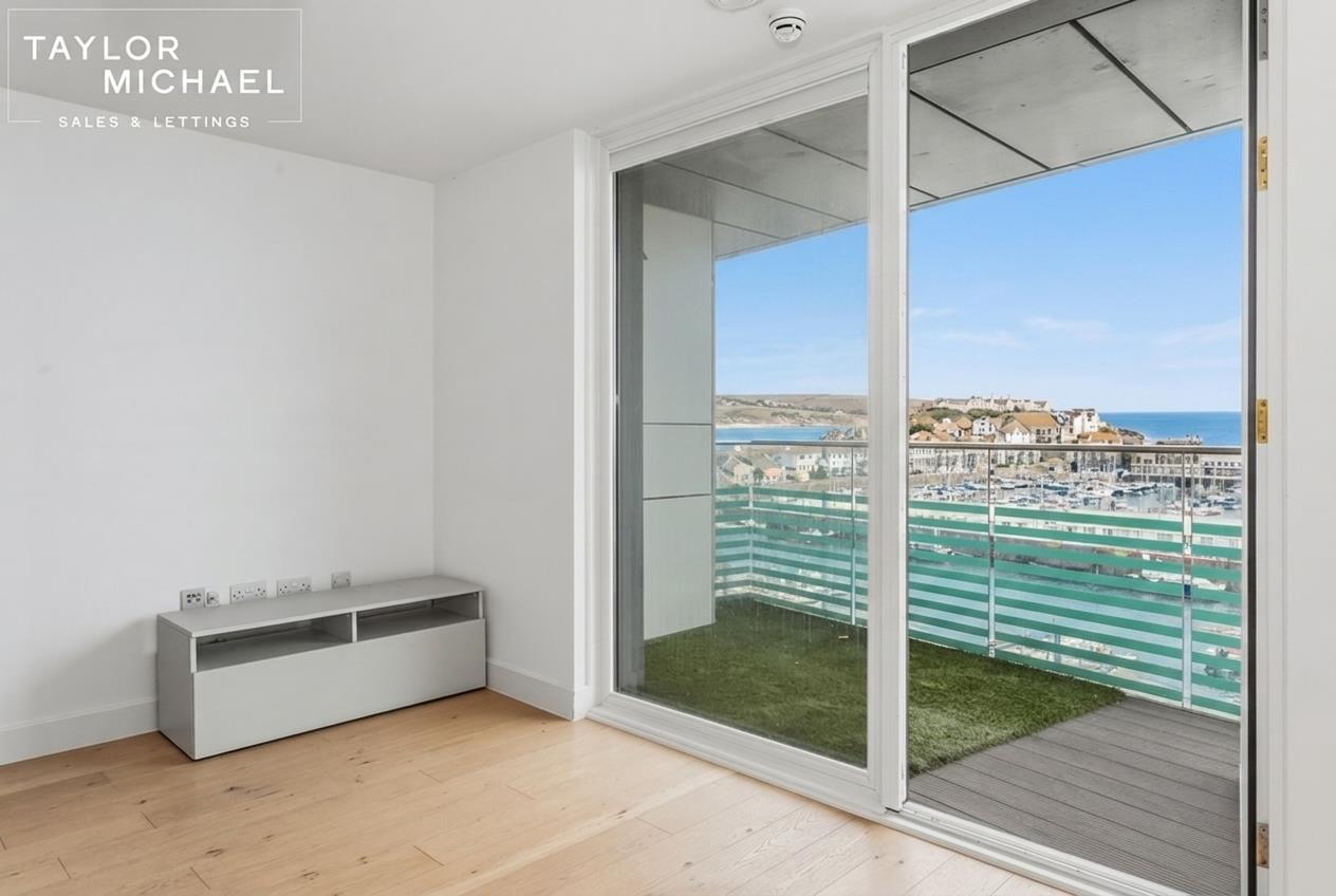 Living Room/Balcony